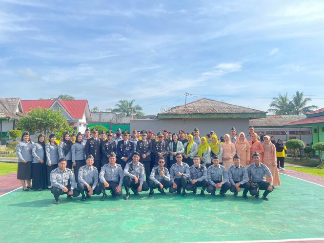 
					Jajaran Rutan Kelas IIb Rengat, Kabupaten Indragiri Hulu (Inhu) Kanwil Kemenkumham Riau usai upacara peringatan Hari Bhakti Pemasyarakatan ke-60