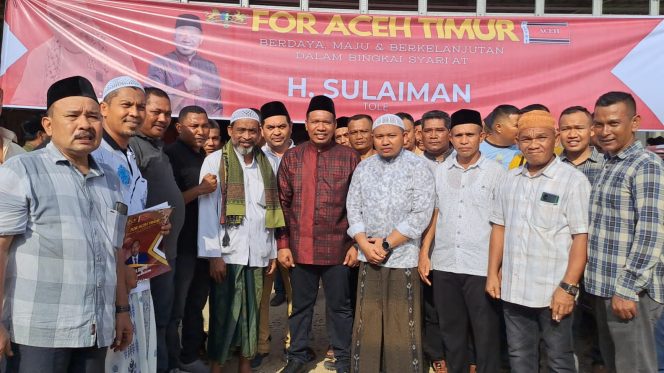 
					H. Sulaiman bersama simpatisan mengantarkan berkas bakal calon (bacalon) Bupati Aceh Timur ke Dewan Pimpinan Wilayah (DPW) Partai Aceh (PA) Aceh Timur pada Senin (29/4/2024)
