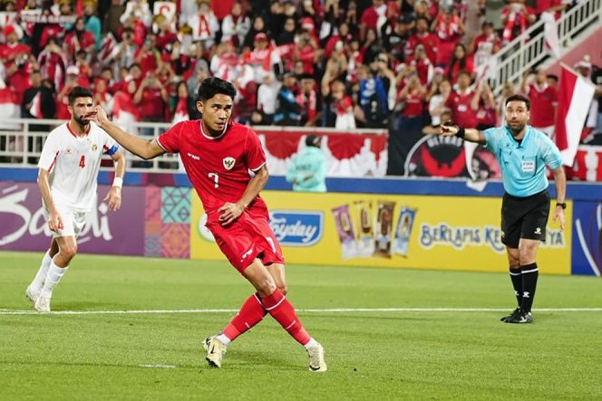 
					Marselino Ferdinan mengeksekusi penalti di laga Yordania vs Indonesia U-23 di matchday 3 Grup A Piala Asia U-23 2024 di Abdullah bin Khalifa Stadium, Minggu (21/04/2024). (c) PSSI