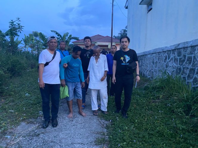 
					Tim satnarkoba Polres Simalungun mengamankan dua pria, yaitu Martopo alias Topo (54) dan Braman Tio alias Braman (26), keduanya berasal dari wilayah Siantar