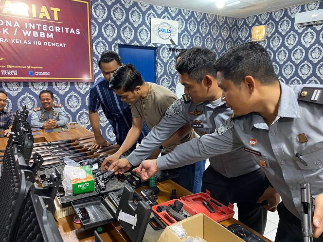 
					Sat Intelkam Polres Indragiri Hulu cek fisik dan nomor seri senpi sekaligus memastikan kelayakan pemakaian serta izin penggunaan senjata api (senpi) oleh personil penjagaan Rutan Kelas IIB Rengat
