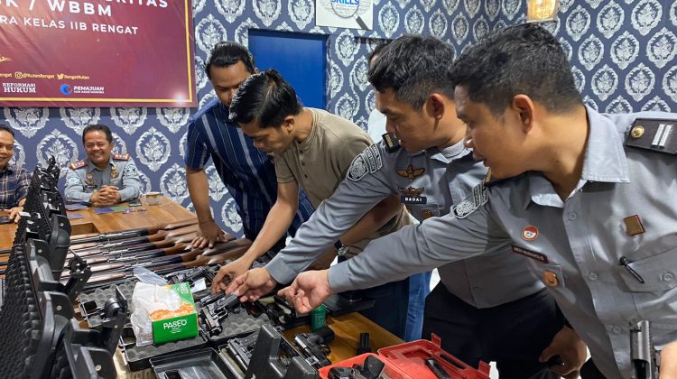Sat Intelkam Polres Indragiri Hulu cek fisik dan nomor seri senpi sekaligus memastikan kelayakan pemakaian serta izin penggunaan senjata api (senpi) oleh personil penjagaan Rutan Kelas IIB Rengat

