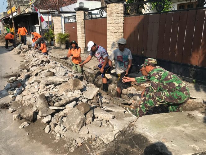 
					Koramil 04/Jebres Kodim 0735/Surakarta Bersama dengan warga Masyarakat dan Instansi terkait melaksanakan Karya Bakti Daerah (KBD) tahap I Ta. 2024 di Jl. Sungai Batanghari RW 05 RW 06 Kelurahan Gandekan