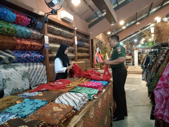 
					Babinsa Kelurahan Danukusuman Koramil 03 Serengan Kodim Surakarta Serda Tito menyambangi Toko Batik Benang Ratu di Jl. Veteran no 119 Danukusuman
