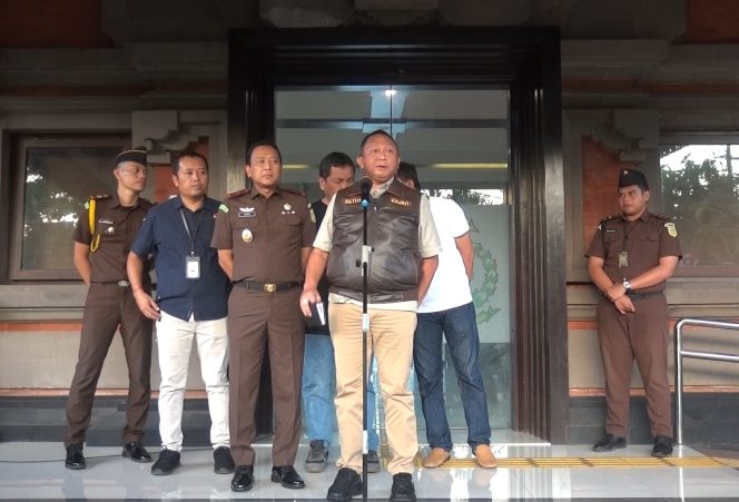
					Kajati Bali, Ketut Sumedana menyebut pelaku diduga telah melakukan pemerasan yang dilakukan oleh KR kepada AN terkait investasi yang akan dilakukan oleh AN di daerah Desa Adat Berawa