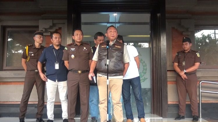 Kajati Bali, Ketut Sumedana menyebut pelaku diduga telah melakukan pemerasan yang dilakukan oleh KR kepada AN terkait investasi yang akan dilakukan oleh AN di daerah Desa Adat Berawa
