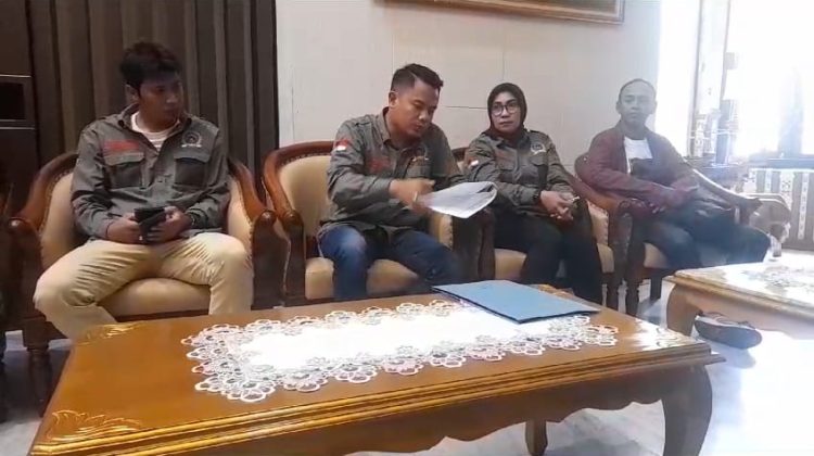 Ketum Pusat Aliansi Madura Indonesia, Baihaki Akbar  mendesak Komisi Pemberantasan Korupsi (KPK) untuk segera menangkap Bupati Sidoarjo, Ahmad Muhdlor
