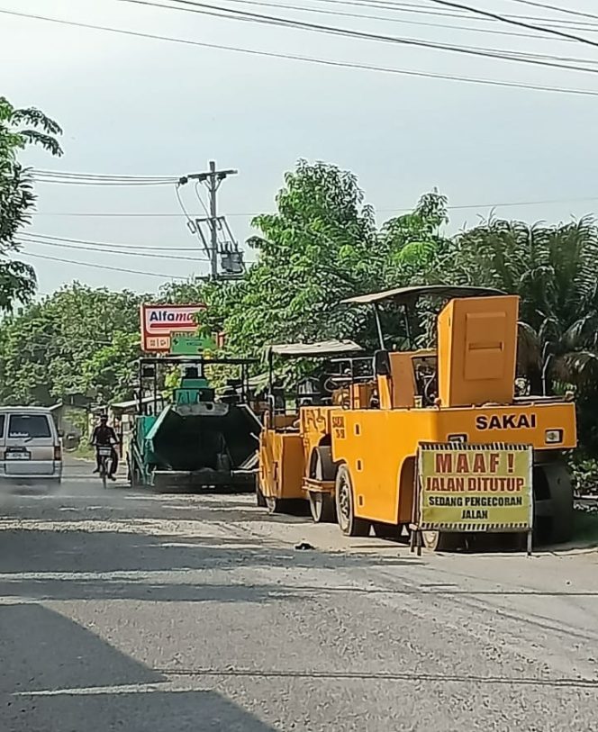 
					Pengerjaan proyek rehabilitasi jalan Jetak-Juwana Kec. Wedarijaksa-Juwana, kabupaten Pati provinsi Jawa Tengah yang dikerjakan oleh rekanan CV. Jaya Padma