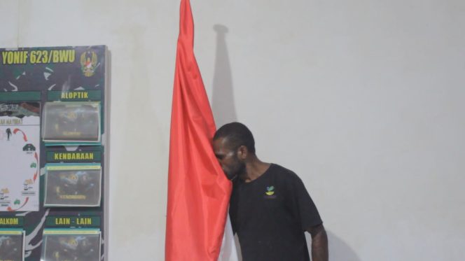 
					JS alias ASS Alias T, anggota OPM yang tergabung dalam Batalyon Kamundan Raya Kodap IV Sorong Raya,DPO (Daftar Pencarian Orang) Penyerangan anggota Koramil Aifat 1809-02  menyerahkan diri dan menyatakan kembali ke pangkuan NKRI