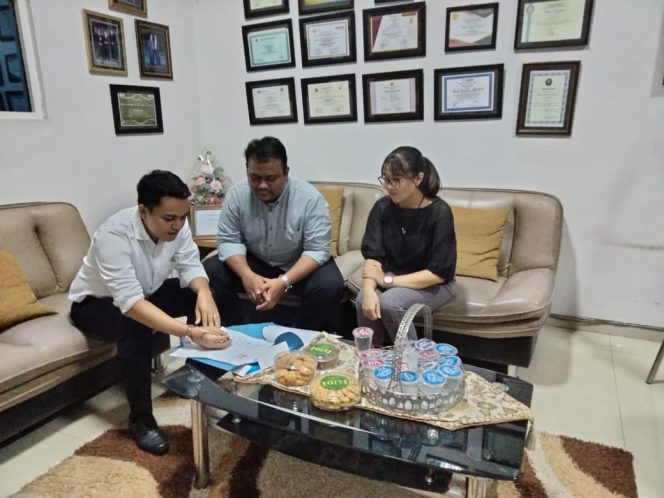 
					Keluarga Ethanya Widyatmiko, pengasuh berkebutuhan khusus (autis) di Asrama Taman Biji Sesawi meminta pendampingan hukum kepada Broto Hastono & Associates