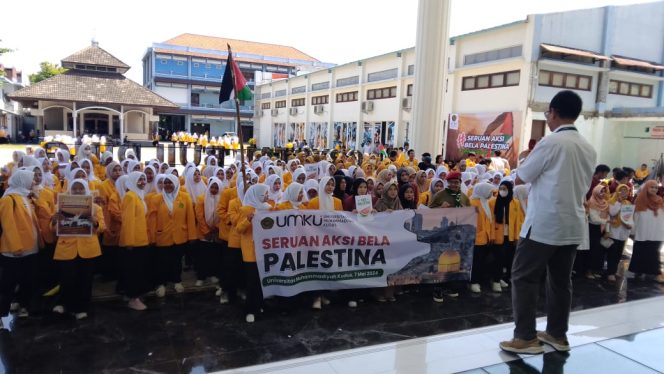 
					Ratusan Mahasiswa Universitas Muhammadiyah Kudus lakukan aksi damai bela Palestina di depan gedung cristal kampus universitas Muhammadiyah Kudus