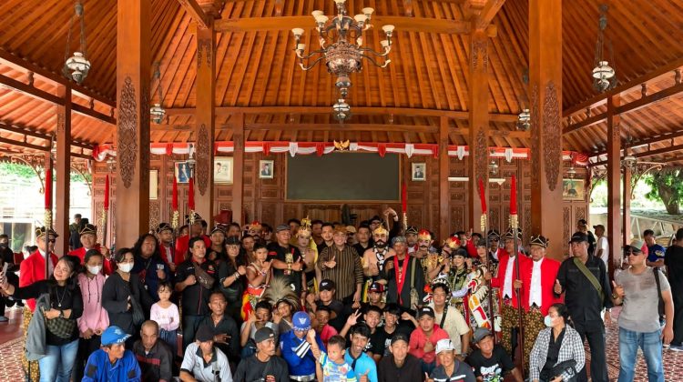 Pilwalkot Solo.
BRM Kusumo Putro, SH , MH., bersama simpatisan dan pendukung
