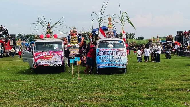 
					Karnaval budaya pada peringatan sedekah bumi desa Bumiayu kecamatan Wedarijaksa Pati