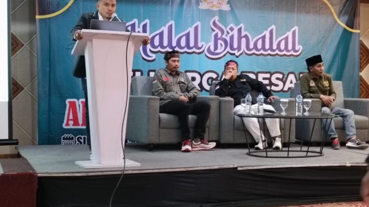 Ketua umum AMI, Baihaki Akbar, SE,. SH menyampaikan sambutan pada acara halal bi halal di Santika Premiere

