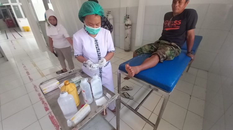 Korban luka mendapatkan perawatan medis
