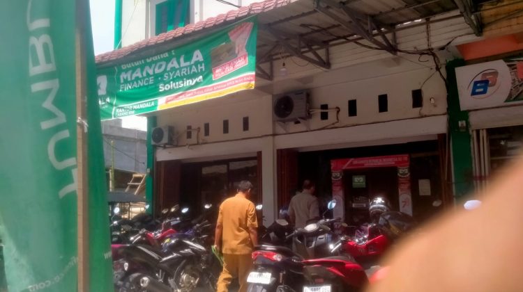 KaSatpol PP, Teuku Amran SE.MM dan Dinas Perdagangan, bagian hukum Setdakab Aceh Timur dan dinas terkait lainnya memeriksa tiga perusahaan leasing: Adira Finance, Mandala, dan FIF Group