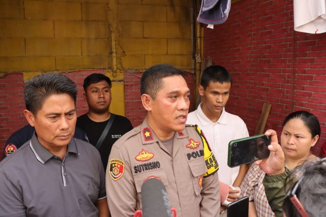 
					Polsek Kebon Jeruk, di bawah komando Kapolsek Kompol Sutrisno, mengunjungi kediaman korban pembegalan di Jalan Alpukat 2, Rt 002/002 Tanjung Duren Utara Grogol Petamburan, Jakarta Barat