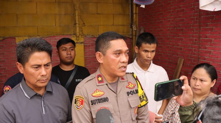 Polsek Kebon Jeruk, di bawah komando Kapolsek Kompol Sutrisno, mengunjungi kediaman korban pembegalan di Jalan Alpukat 2, Rt 002/002 Tanjung Duren Utara Grogol Petamburan, Jakarta Barat