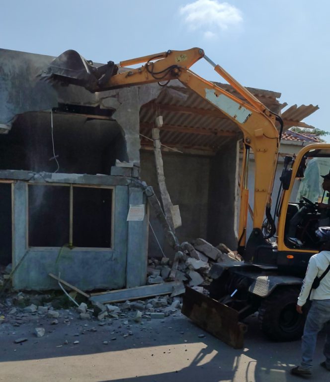 
					Satpol PP Kota Semarang bongkar paksa kios di Kelurahan Bambankerep, Kecamatan Ngaliyan