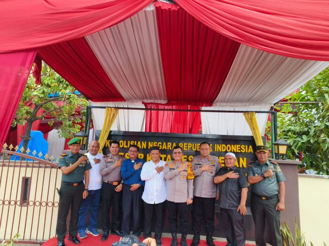 
					Kapolrestabes Medan, Kombes Pol DR Teddy Jhon Sahala Marbun, SH, MH bersama para PJU dan Kapolsek Medan Tembung dalam peresmian perubahan Nomenklatur Polsek Percut Sei Tuan menjadi Polsek Medan Tembung