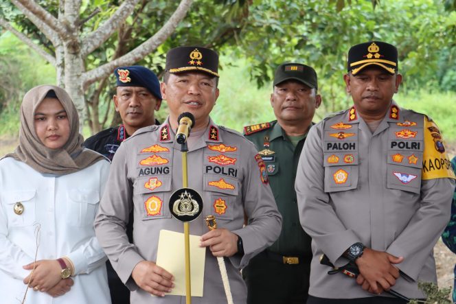 
					Kapolda Sumut, Irjen Pol Agung Setya Imam Effendi bersama Kapolres Madina