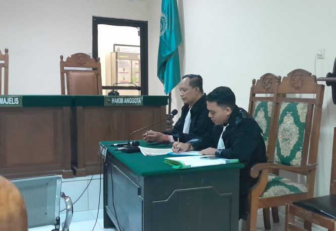 
					Kuasa Hukum terdakwa dalam sidang perdana, Sukarman