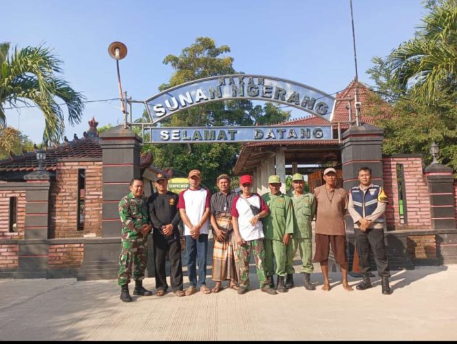 
					Babinsa Serka Sunarwi bersama Bhabinkamtibmas Aipda Rangga hadiri sedekah bumi di Pekuwon
