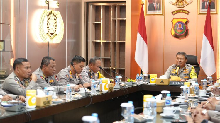 Kapolda Sumut, Irjen Pol Agung Setya Imam Effendi, menyaksikan penandatangan Surat Keputusan Pembentukan Forum Lalu Lintas Angkutan Jalan (LLAJ)

