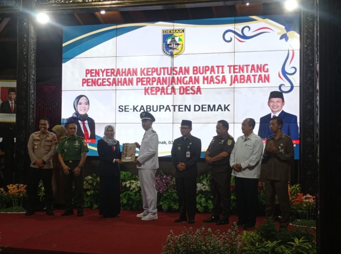 
					Bupati Eisti’anah saat menyerahkan Surat Keputusan perpanjangan masa jabatan 243 Kepala Desa (Kades) hasil Pilkades tahun 2022 dan 2023 di Pendopo Satya Bhakti Praja.
(Dok:Kominfo/Ist)

