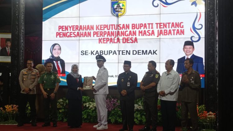 Bupati Eisti’anah saat menyerahkan Surat Keputusan perpanjangan masa jabatan 243 Kepala Desa (Kades) hasil Pilkades tahun 2022 dan 2023 di Pendopo Satya Bhakti Praja.
(Dok:Kominfo/Ist)
