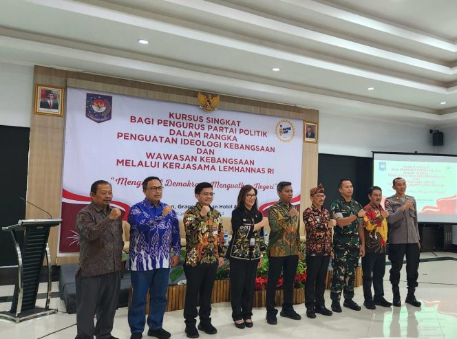 
					Kursus Singkat. Direktorat Jenderal (Ditjen) Politik dan Pemerintahan Umum (Polpum) bersama Lembaga Ketahanan Nasional (Lemhannas) Republik Indonesia (RI) menjalin kerja sama dalam memperkuat ideologi dan wawasan kebangsaan bagi pengurus partai politik