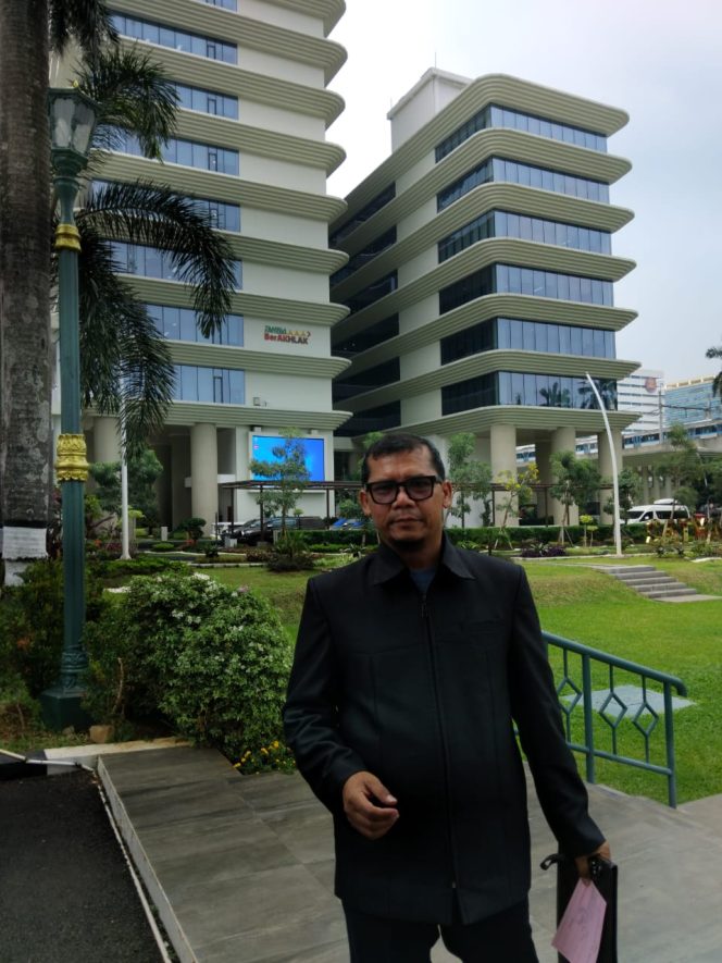 
					Ketua Umum Lembaga Pemantau Pengelolaan dan Pendayagunaan Harta Negara (LP3HN) Saidin Sianipar, SH