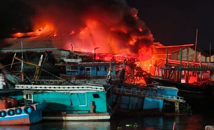 Gudang pendinginan atau cold storage ikan hasil tangkapan nelayan di Desa Bajomulyo, Kecamatan Juwana, Kabupaten Pati, terbakar, Rabu (5/6/2024) malam