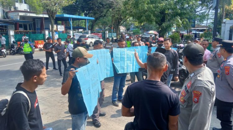 Aksi damai yang dijaga sejumlah petugas dari kepolisian wilayah hukum polres Lebak menuntut kinerja Kejari Lebak agar pelaporannya segera ditindaklanjuti