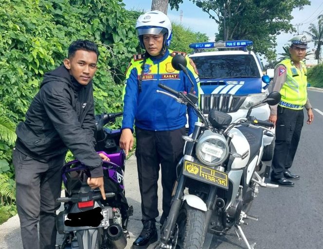 
					Kasat Lantas Polres Simalungun IPTU Jonni F. H. Sinaga, S.H., memimpin patroli hunting system di Jalur Lintas Kecamatan Tanah Jawa, Kabupaten Simalungun