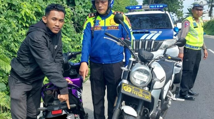 Kasat Lantas Polres Simalungun IPTU Jonni F. H. Sinaga, S.H., memimpin patroli hunting system di Jalur Lintas Kecamatan Tanah Jawa, Kabupaten Simalungun