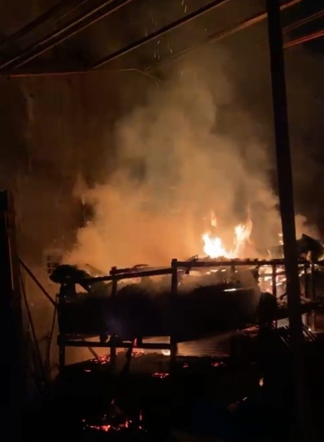 
					Kebakaran di Toko Bangunan Mulya Sari di Desa Klagen Batangan