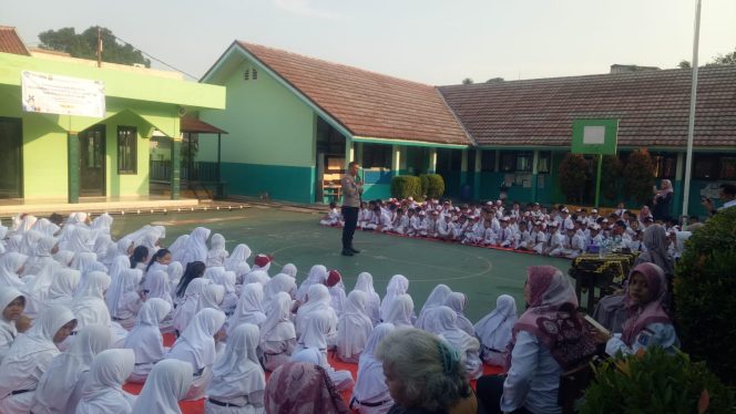 
					Aiptu Suratmin, Bhabinkamtibmas Kelurahan Kedoya Selatan Polsek Kebon Jeruk, melaksanakan kegiatan Police Goes To School di SDN 04 Kedoya Selatan