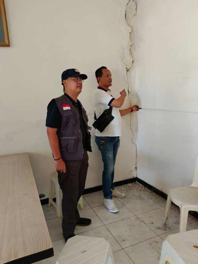 
					Karman Sastro menunjukkan keretakan bangunan akibat pembangunan ruko yang melanggar Perda