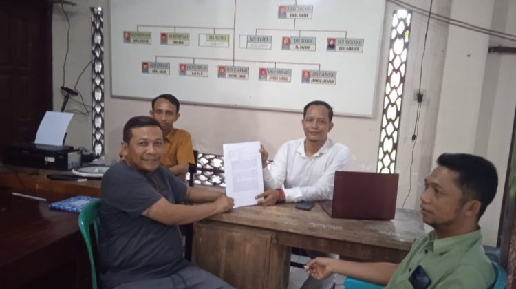 Kades dan Sekdes Botomulyo meminta bantuan pendampingan hukum kepada Karman Sastro