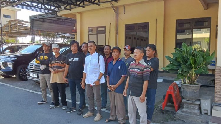 Sejumlah warga Kedunglengkong Dlanggu datangi Mapolres Mojokerto melaporkan Dugaan Korupsi Perangkat Desa