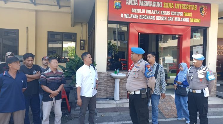 Hadi Purwanto bersama sejumlah masyarakat desa Kedunglengkong, kecamatan Dlanggu berselisih paham dengan oknum provost di Mapolres Mojokerto, Polda Jawa Timur