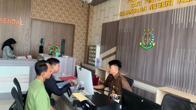 
					Kades dan Sekdes Botomulyo mengajukan penangguhan penahanan melalui tim hukum Karman Sastro