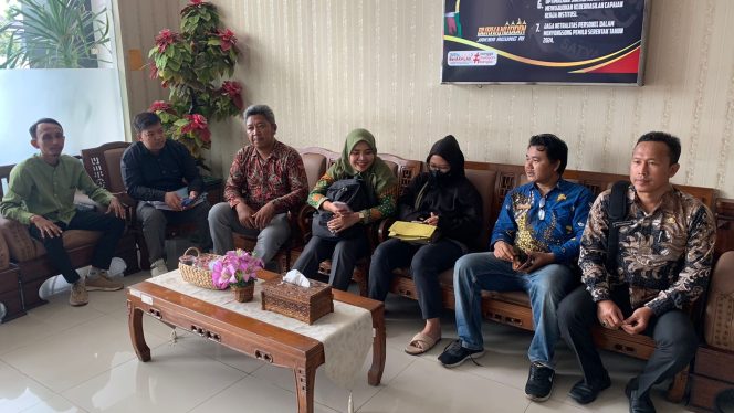 
					Sejumlah Kepala Desa (KADES)  dan  Sekretaris Desa (SEKDES) sekabupaten Kendal didampingi kuasa hukum Karman Sastro mendatangi kantor Kejaksaan Negeri Kendal menyerahkan pernyataan untuk memberikan jaminan jika Kades Botomulyo yaitu SI dan Sekdesnya yaitu AR di ditangguhkan penahanannya