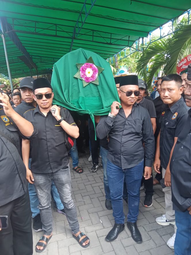 
					Anggota DPRD Pati terpilih Mukit (kanan), ikut mengantarkan jenazah Ikhwan Ubaidillah ke TPU Bergota

