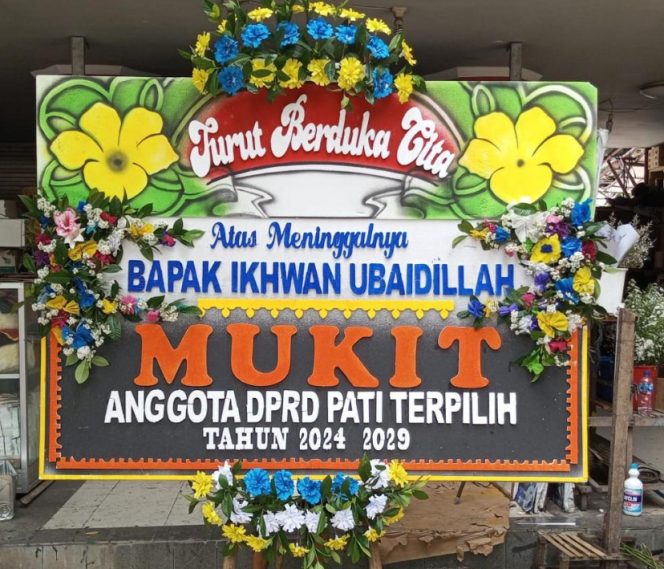 
					Karangan bunga dari pengurus Lindu Aji Pati yang juga anggota DPRD Pati Terpilih dari Partai Demokrat, Mukit
