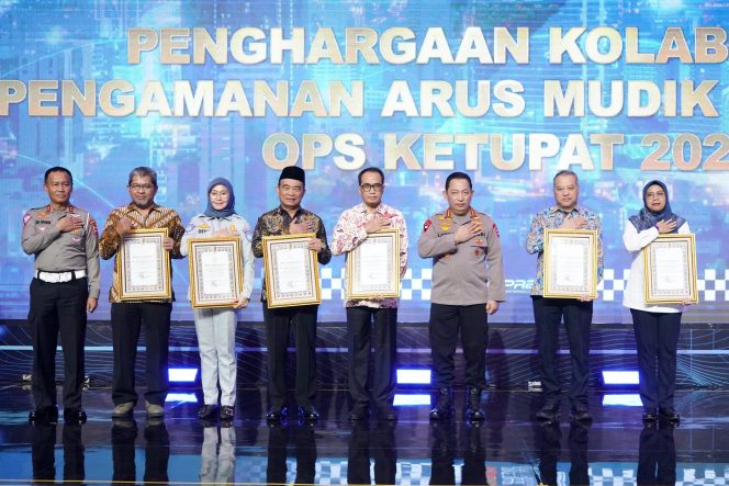 
					Jasa Raharja raih penghargaan atas kolaborasi aktifnya dalam pengamanan arus mudik dan arus balik pada Operasi Ketupat 2024
