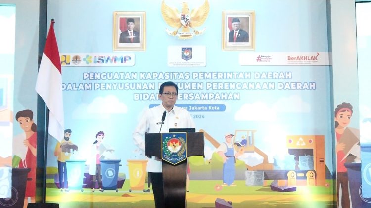 Dirjen Bina Pembangunan Daerah Kemendagri Restuardy Daud membuka kegiatan pertemuan pusat dan daerah dalam rangka penguatan kapasitas pemerintah daerah dalam penyusunan Dokumen Perencanaan Daerah (Dokrenda) bidang persampahan, Rabu (12/6/2024) di Hotel Mercure, Jakarta
