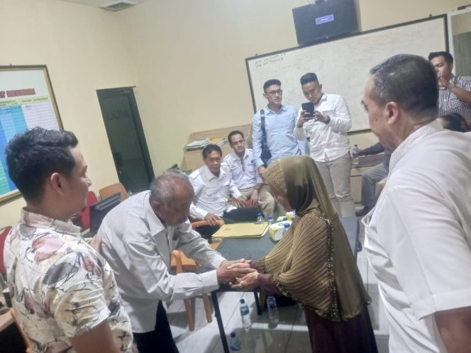 
					Ketua GJL GAMAT-RI Semarang Budi Priyono didampingi Penasehat dan wakil GJL GAMAT-RI Amat Priadi, Sukindar bersama - sama hadir di polres Semarang menindaklanjuti kasus yang sudah 8 tahun belum selesai