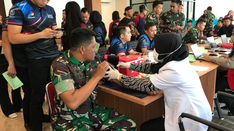 Prajurit Kodim 0735/Surakarta mengikuti kegiatan donor darah yang diselenggarakan oleh Bank Artha Graha Intl